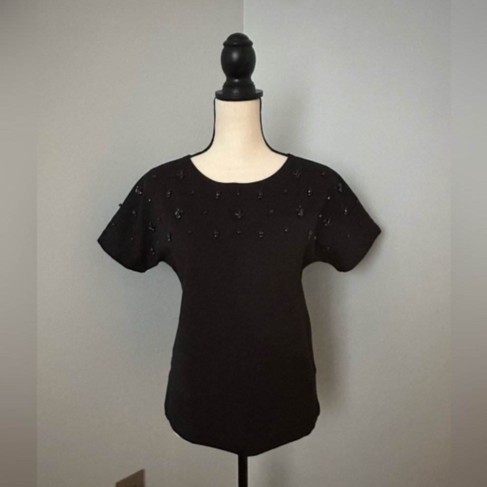 JCREQ WOMENS SHORT SLEEVE TOP WITH JEWELS
